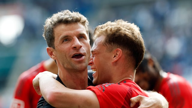 Soccer Football - Bundesliga - TSG 1899 Hoffenheim v Bayern Munich - PreZero Arena, Sinsheim, Germany - May 17, 2025 Bayern Munich's Thomas Muller celebrates with Bayern Munich's Joshua Kimmich after he played his last Bundesliga match for Bayern Munich REUTERS/Heiko Becker DFL REGULATIONS PROHIBIT ANY USE OF PHOTOGRAPHS AS IMAGE SEQUENCES AND/OR QUASI-VIDEO.