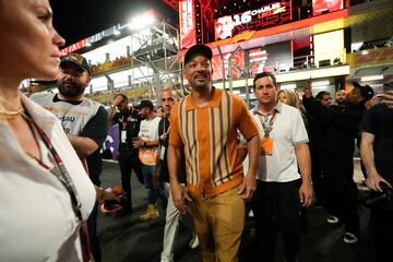 El actor estadounidense Will Smith camina sobre la parrilla de salida antes del inicio del Gran Premio.