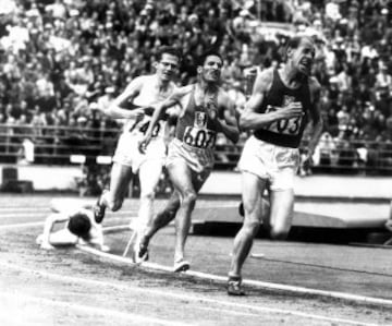 En los Juegos de Helsinki 1952 se superó a sí mismo. Primero ganó los 5.000. por apenas un segundo sobre Alain Mimoun y estableciendo un nuevo récord del mundo (14:06.6) en una de las conocidas como carrera del siglo. Instante de la carrera con Zatopek en primer lugar, Alain Mimoun segundo, y Herbert Schade tercero. Así sería el podio de la prueba.