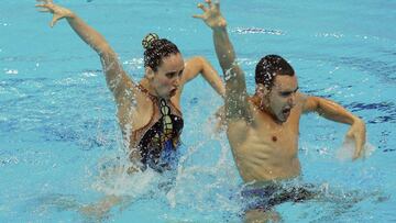 Los nadadores españoles Berta Ferreras (i) y Pau Ribes (d) ejecutan su ejercicio con el que alcanzarán el bronce en la categoría mixta durante la final de dúo libre de losCampeonatos de Europa que se disputan en Londres, Reino Unido, hoy, 10 de mayo de 2016.