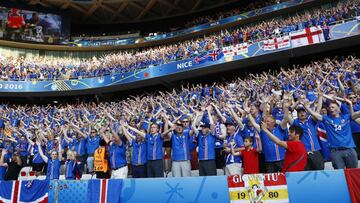 Apasionados. Los aficionados islandeses vivieron un d&iacute;a para el recuerdo eliminando a Inglaterra y clasific&aacute;ndose para cuartos.