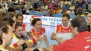 <b>CONSEGUIDO. </b>Las jugadoras celebran con Dueñas la clasificación.