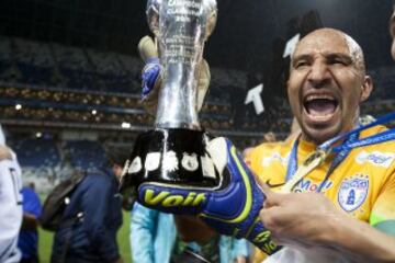 El eterno ‘Conejo’ ya ha participado en el fútbol mexicano durante tres décadas distintas y a sus 43 años aún duda sobre su retiro profesional. El actual guardameta del Pachuca lleva 23 años de carrera profesional y ya ha sido dos veces campeón de Liga MX: con Pachuca en el Clausura 2017 y con Cruz Azul, en aquel añorado Invierno 97. El tres veces mundialista señaló que podría fin a su carrera al final del presente Clausura 2017, al menos de que Pachuca llegue al Mundial de Clubes. 