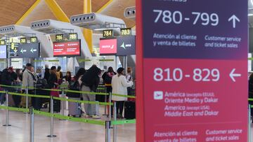 Varias personas esperan para embarcar y facturar en la zona de salidasTerminal 4 del Aeropuerto Madrid-Barajas Adolfo Suárez, a 28 de enero de 2023, en Madrid (España). Una caída en los sistemas de Iberia ha provocado hoy la detención del servicio de facturación y embarque de la aerolínea Iberia en varios aeropuertos. Aunque el fallo está localizado en Barajas está provocando retrasos de hasta dos horas y alguna cancelación en varios aeropuertos en los primeros vuelos que operaban esta mañana. Iberia  se ha disculpado con los pasajeros  a través de sus redes sociales y ha comunicado que está trabajando para solucionar lo antes posible esta situación.
28 ENERO 2023;RETRASOS;TRANSPORTE AÉREO;AVIACIÓN;IBERIA;VIAJAR;VIAJES;TURISMO;TAXI;TAXI AEROPUERTO;
Gustavo Valiente / Europa Press
28/01/2023