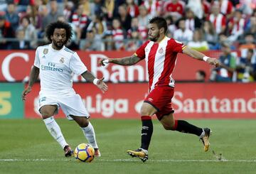 El delantero del Girona Cristian Portugués 'Portu' disputa un balón con el defensa brasileño del Real Madrid Marcelo Vieira