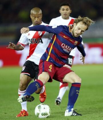 Rakitic (lucha por el balón con Carlos Sánchez.