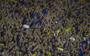 BAS209. BUENOS AIRES (ARGENTINA), 14/05/2015.- Simpatizantes de Boca Juniors aguardan el comienzo del partido ante River Plate hoy, jueves 14 de Mayo de 2015, por los octavos de final de la Copa Libertadores, en el estado de Boca Juniors en Buenos Aires (Argentina). EFE/Iván Fernández