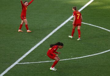 Las jugadoras españolas gritan eufóricas en el momento que la colegiada señaló el final del partido.