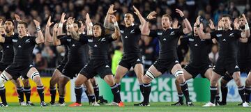 Se trata de una famosa y tradicional danza maorí (los nativos o aborígenes de la zona) en Nueva Zelanda, misma que se hizo famosa por la selección de Rugby conocida como los ‘All Blacks’. Este baile es más bien el grito de guerra previo a cada partido con el fin de espantar un poco al enemigo.
