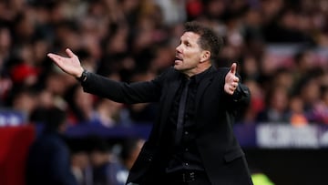 Simeone, en el Atlético-Betis.