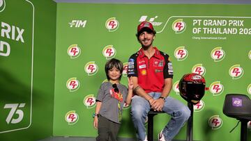 Pecco con un fan tailandés de 5 años.