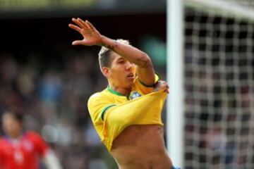 Roberto Firmino anota el gol de Brasil