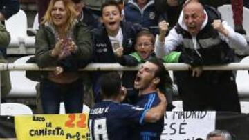 Lucas Vázquez abraza a Bale tras el 2-3 en Vallecas.
