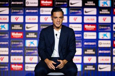 Giacomo Raspadori durante la presentación. 