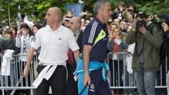 &Uacute;LTIMO VIAJE DE MOU. 500 aficionados blancos recibieron al Madrid en San Sebasti&aacute;n.