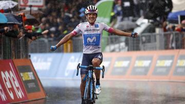 Ecuador&#039;s Richard Carapaz celebrates as he crosses the finish line, winning the 208 km eighth stage of the 101th Giro d&#039;Italia, Tour of Italy cycling race, on May 12, 2018 between Praia a Mare and Montevergine, Italy. / AFP PHOTO / LUK BENIES