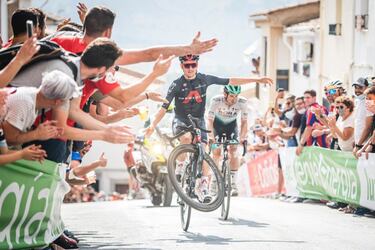Tom Pidcock, una de las mayores promesas del ciclismo, británico de 22 años y reciente campeón olímpico en mountain bike en Tokio, debuta en una ronda de tres semanas con el Ineos en La Vuelta. Pese a que por ahora lleva una gris participación en la carrera, dejó un caballito a los aficionados en el muro de Valdepeñas de Jaén.