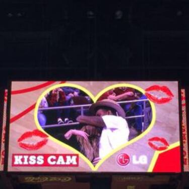 Young y Azalea: la pareja de moda, ahora en la Kiss Cam
