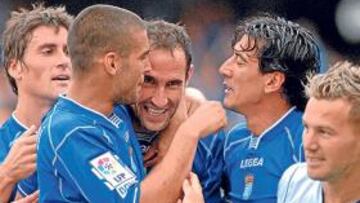 <b>ALEGRÍA. </b>El equipo azulino celebra una victoria en el terreno de juego que bien podría valer la conseguida ayer en los despachos.