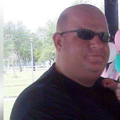 Aaron Feis, el coach que salvó a niños en el tiroteo de Florida