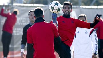 Lisandro, en el entrenamiento de ayer del Benfica previo al partido contra el Nápoles.