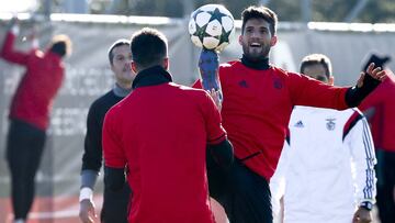 Lisandro, en el entrenamiento de ayer del Benfica previo al partido contra el N&aacute;poles.