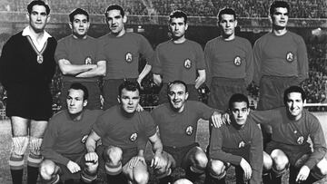 Alineación de España contra Polonia en el Bernabéu:Ramallets, Olivella, Garay, Gracia, Segarra y Gensana arriba. Tejada, Kubala, Di Stéfano, Suárez y Gento abajo.