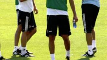 <b>OTRA DOBLE SESIÓN. </b>Los jugadores tuvieron que hidratarse tras la calurosa sesión de ayer.