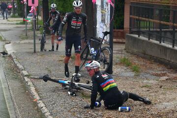 En el kilómetro 20, un perro se cruzó en medio del pelotón. El can fue atropellado por un ciclista del Quick-Step, Davide Ballerini, que impactó con el animal. Esto hizo que uno de los bidones que portaba en su bicicleta quedase en mitad de la carretera, Evenepoel se lo llevó por delante, perdió el equilibrio y se fue al suelo.