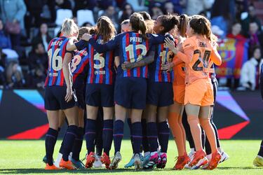 Las jugadoras del Fútbol Club Barcelona Femenino celebran la victoria en la Supercopa de España Femenina. 