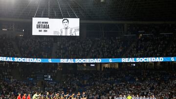 SAN SEBASTIÁN, 28/08/2024.- Los jugadores guardan un minuto de silencio en memoria del exjugador José Antonio Urtiaga, momentos antes del partido de LaLiga entre la Real Sociedad y el Alavés, este miércoles en el estadio Reale Arena. EFE/ Javi Colmenero