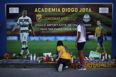 Una persona se arrodilla frente a un monumento improvisado al futbolista portugués de Liverpool Diogo Jota, en las afueras del estadio Gondomar, Portugal.