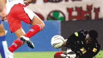 <b>REMATE IMPLACABLE. </b>Konstantinou aprovechó la primera ocasión del Olympiacos para batir por alto a Kameni, que nada pudo hacer.