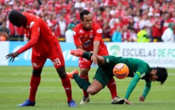 Más de 25 mil hinchas rojos acompañaron al América en su regreso a El Campín en la primera división.