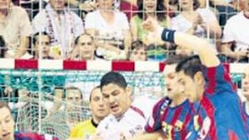 <b>RODEADO. </b>Urios se hace hueco entre la defensa del Barcelona.