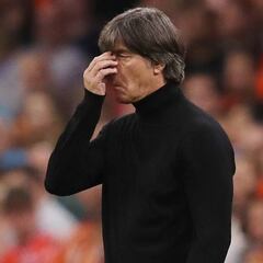 Löw, condenado a cambiar el rumbo y a hacer limpieza