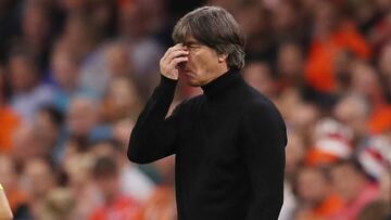 L&ouml;w durante el partido ante Holanda