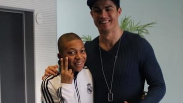 Hay momentos que marcan a las personas de por vida. Ahora, Mbappé no solo tiene esta foto para el recuerdo, pues también ha compartido cancha contra su ídolo.