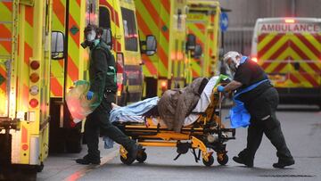 London (United Kingdom), 05/01/2021.- Medical professionals transfer a patient from ambulance to the Royal London Hospital in London, Britain 05 January 2021. Britain&#039;s Prime Minister Boris Johnson announced a new national lockdown across England beg