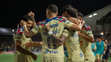 Jugadores del América festejan un gol en contra de Mazatlán.