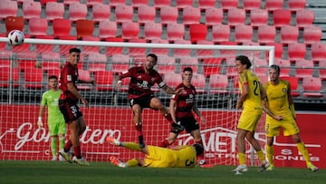 Álvaro Sanz despeja el balón en defensa en el duelo ante el Andorra.