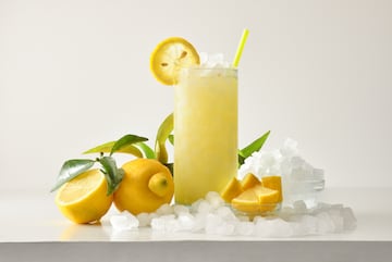 Bebida helada con jugo de lim¨®n, agua y az¨²car. Muy f¨¢cil de hacer y muy refrescante.