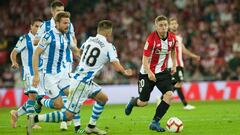 Muniain conduce un bal&oacute;n ante Gorosabel.