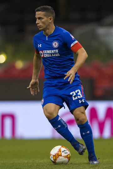 El Capo sólo jugó por seis meses con La Máquina, pero eso bastó para que fuera del agrado de los aficionados, sin embargo por seguir sus sueños dejó a Cruz Azul con una herida muy grande en el medio campo