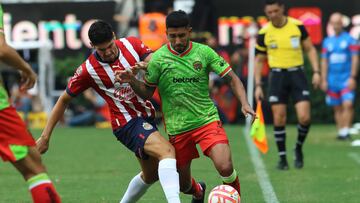 Paolo Yrizar pelea un balón con Matias Garcia durante el partido entre Chivas y FC Juárez.