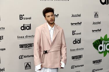 Blas Cantó posando en la alfombra verde de los Premios Dial 2023.