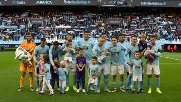 Los jugadores del Celta posan con varios niños antes del inicio del partido contra el Eibar.