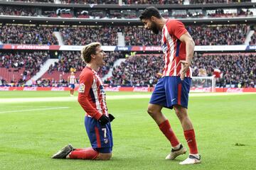 Griezmann celebra el 1-0 con Diego Costa. 