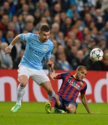 Kolarov y Dani Alves.