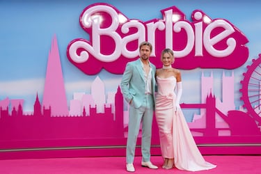 Margot Robbie y Ryan Gosling posa para los fotógrafos a su llegada al estreno de la película 'Barbie' en Londres.